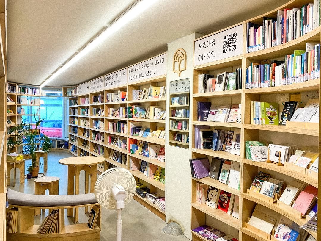 Photo by 독서관 in 독서관. May be an image of book, shelf, display case, indoors and text.