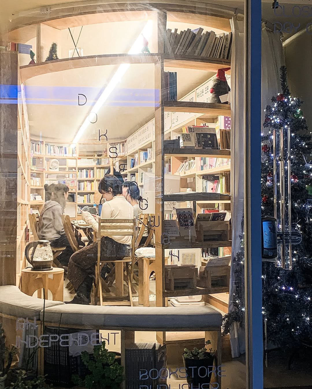 Photo shared by 독서관 on November 27, 2025 tagging @delllll_2. May be an image of rack, display case, shelf, newsstand, hat shop and text.