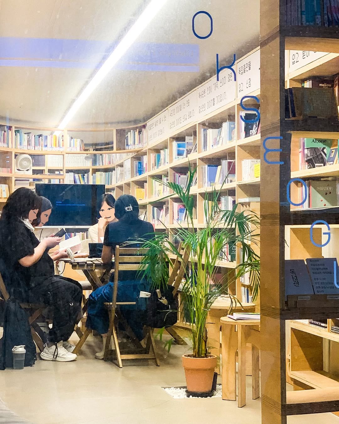 Photo shared by 독서관 on August 05, 2025 tagging @neuha_cartoon. May be an image of 2 people, people studying, cornflower and text.