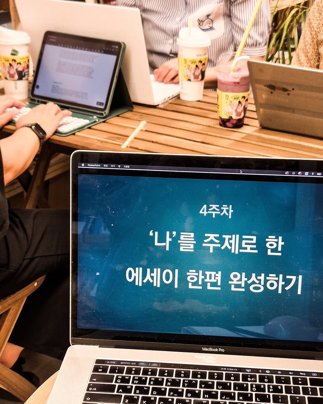 Photo shared by 독서관 on September 25, 2025 tagging @haruka_jiji81. May be an image of tablet and text that says 'ট 福 Pewatoks 도A움 .៛ 4주차 '나'를 주제로 한 에세이 한편 완성하기 កស់ 20 MacBook T0 คน 4 2 B/ W ል G Padia 8 十 o P L'.