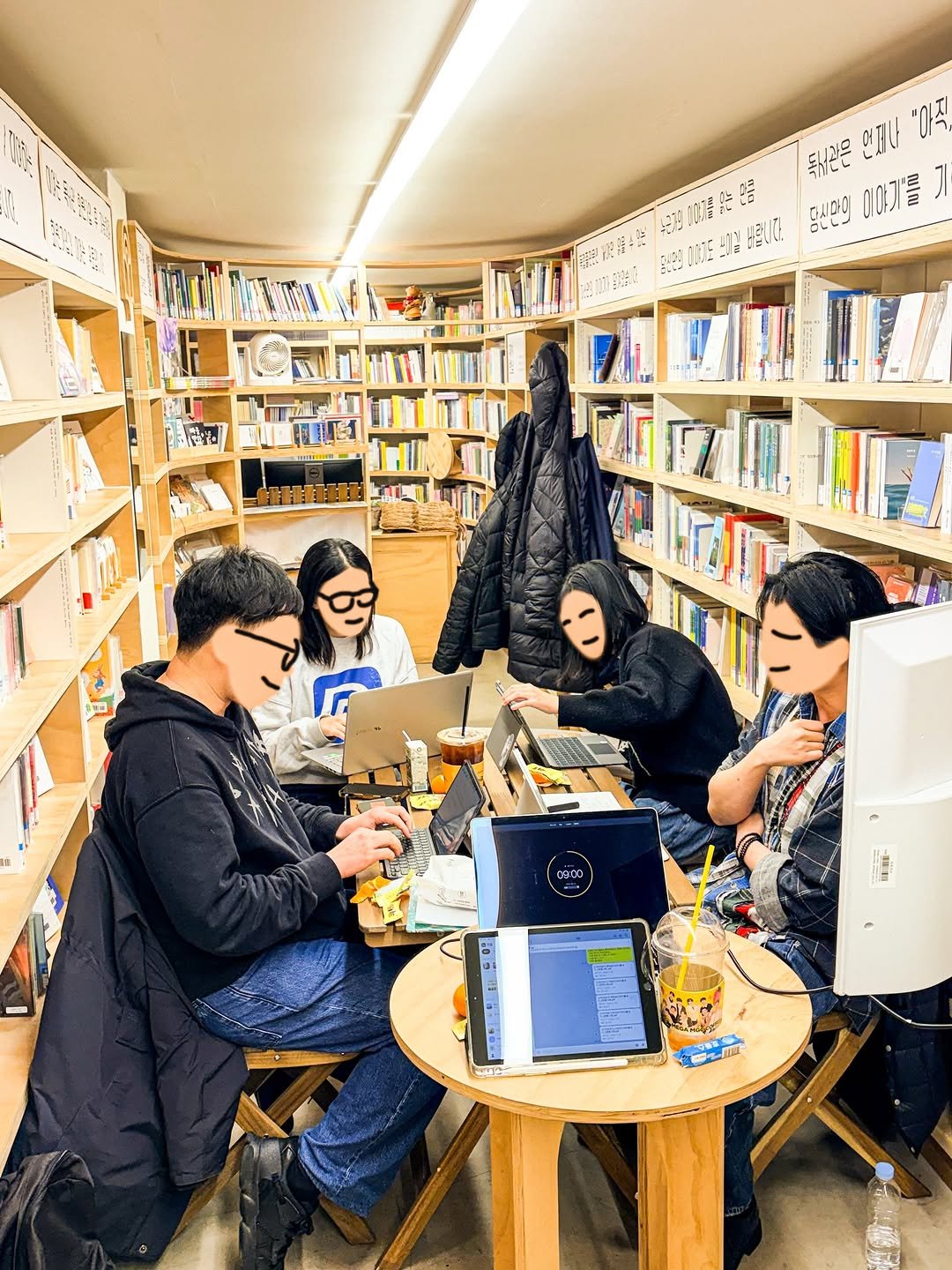 Photo by 독서관 in 독서관 with @delllll_2. May be an image of one or more people, people studying, lego, book and text.