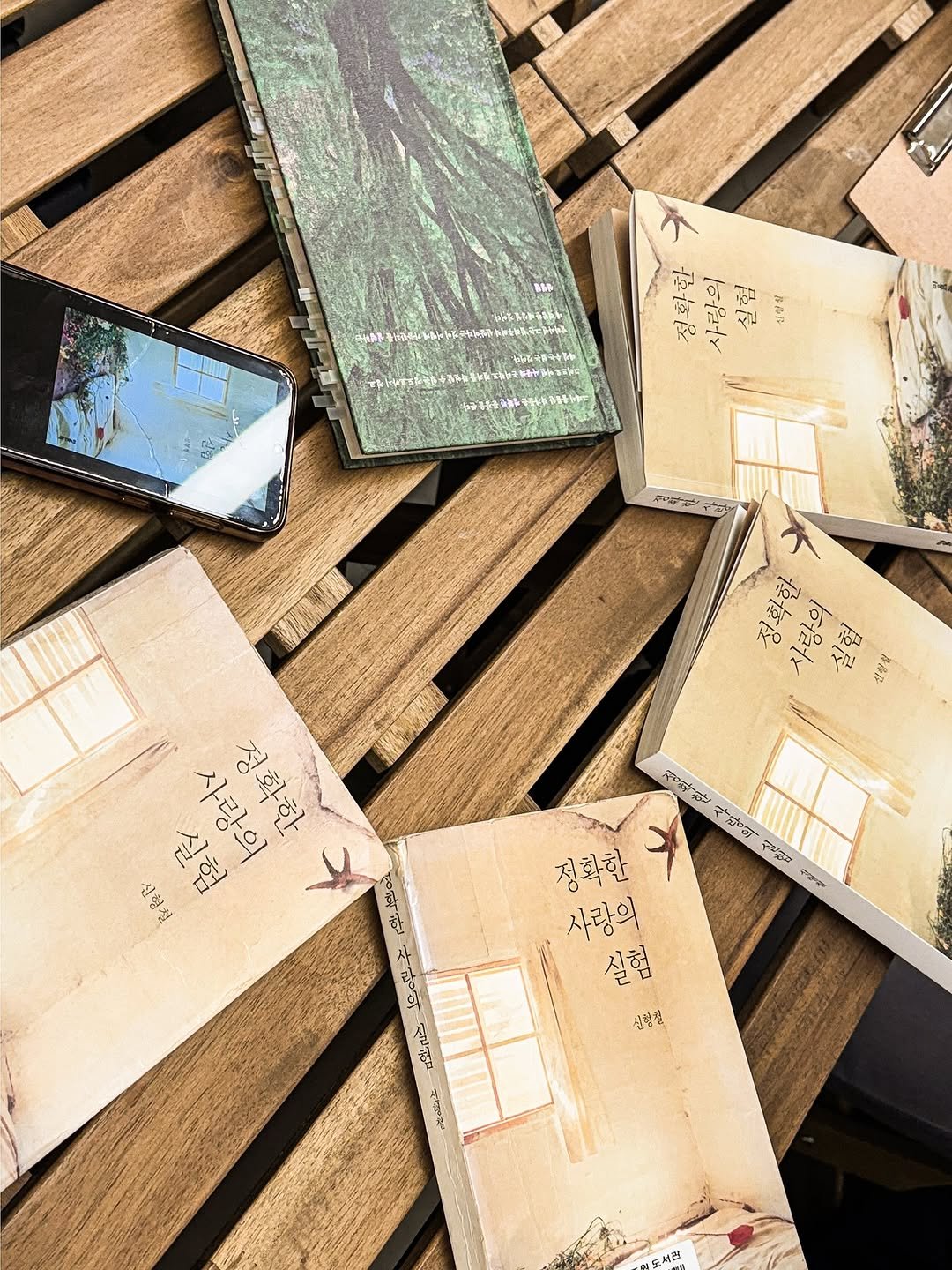 Photo by 독서관 in 독서관 with @book_and_sky. May be an image of diary, book, clipboard and text.