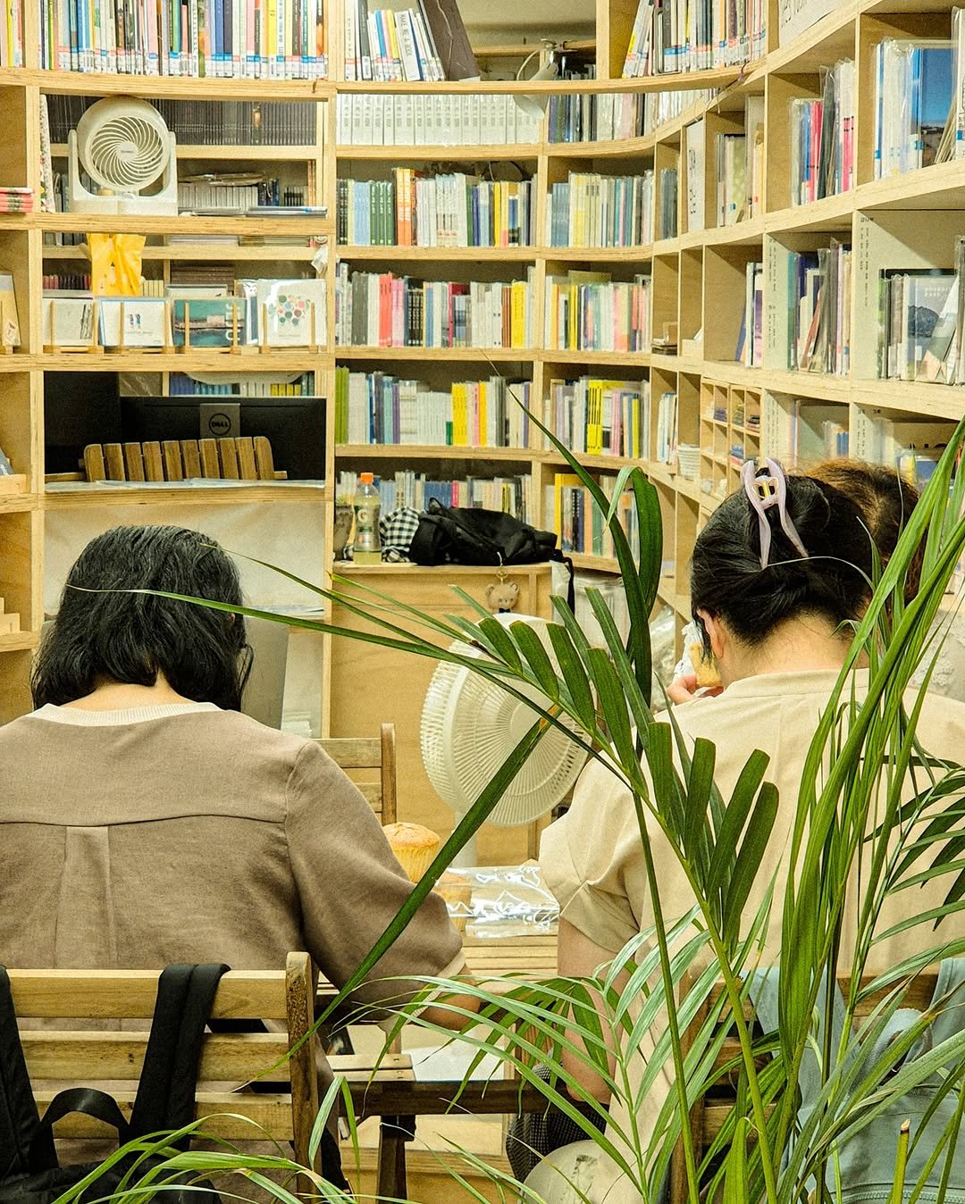 Photo by 독서관 on September 03, 2025. May be an image of 2 people, people studying, book and text.