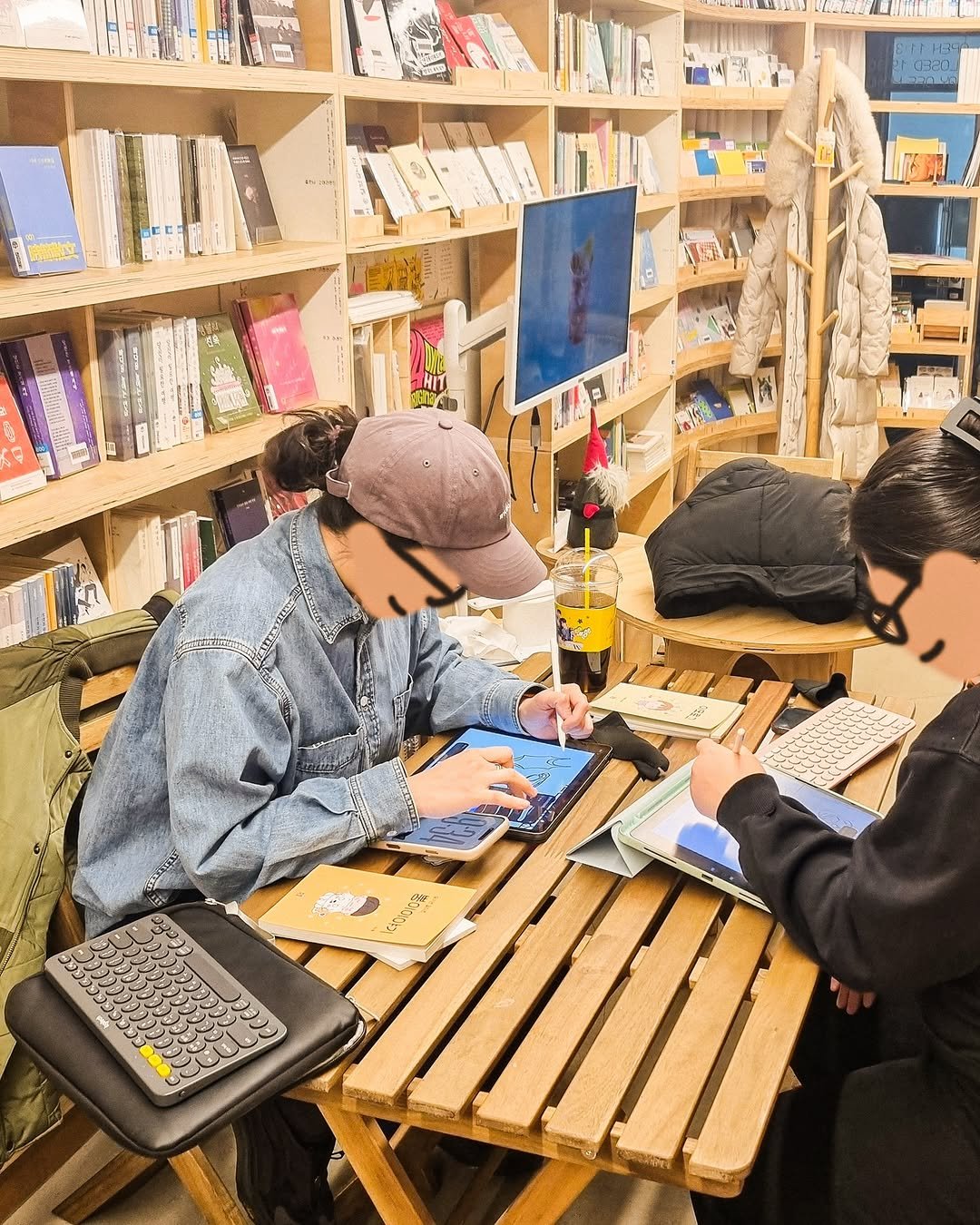 Photo shared by 독서관 on February 21, 2026 tagging @neuha_cartoon. May be an image of one or more people, duffle coat, book, rack, magazine, cornflower, newsstand and text.