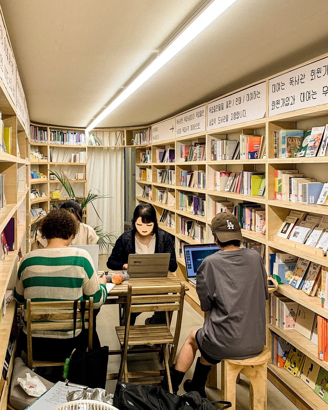 Photo by 독서관 in 독서관 with @haruka_jiji81. May be an image of 3 people, people studying, newspaper, book, shelf, newsstand and text.