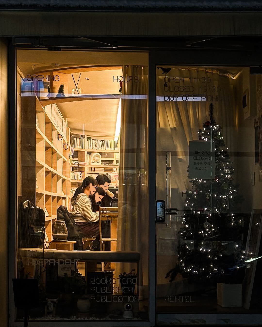 Photo shared by 독서관 on December 04, 2025 tagging @delllll_2. May be an image of one or more people, display case and text.