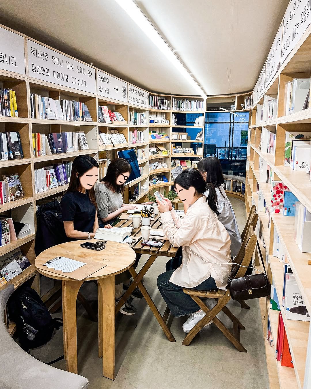 Photo shared by 독서관 on April 17, 2026 tagging @gn_goodflower. May be an image of one or more people, lego, cornflower and text.