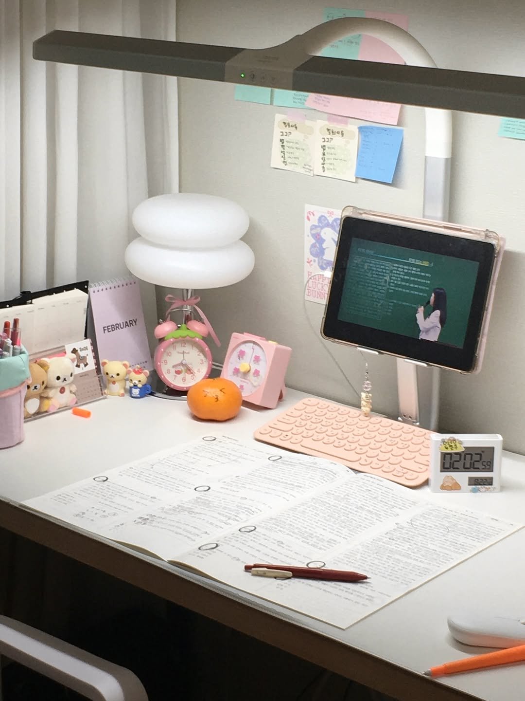 Photo by 공시생 곰곰이 on February 10, 2026. May be an image of lamp, bureau, desk, office and text.