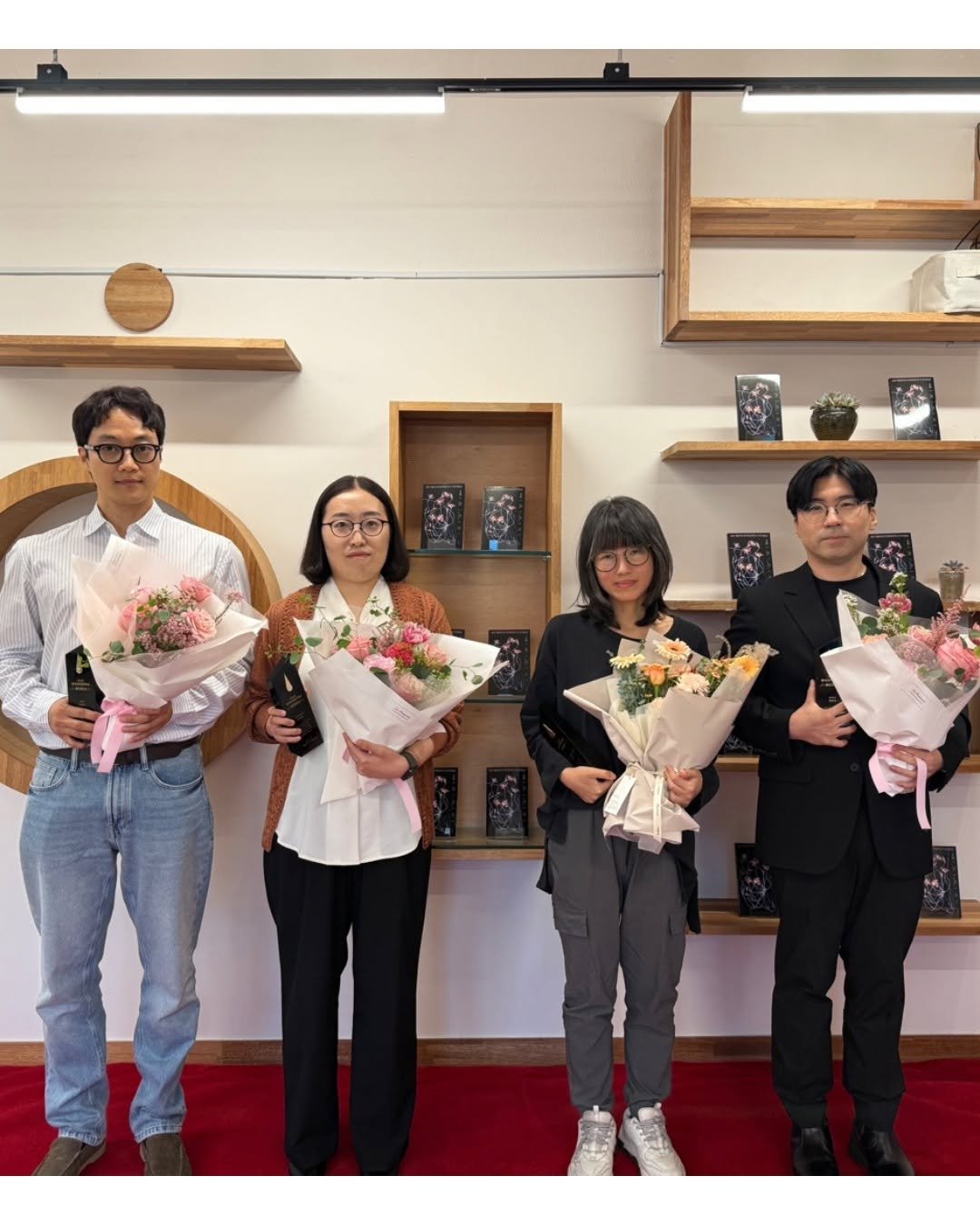 Photo by 동아시아 출판사 on September 22, 2025. May be an image of 4 people, flower arrangement, prairie gentian, baby's-breath, carnation and text.