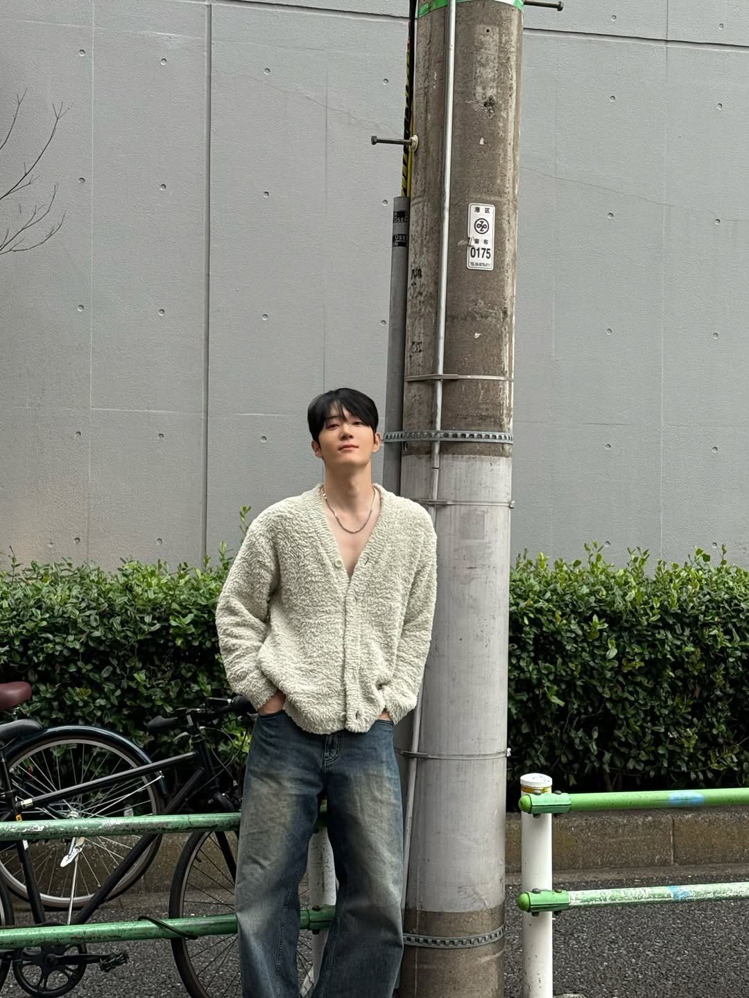 Photo by 국 동호 on December 04, 2025. May be an image of one or more people, bangs, duffle coat, parka, bolo tie, top and text.