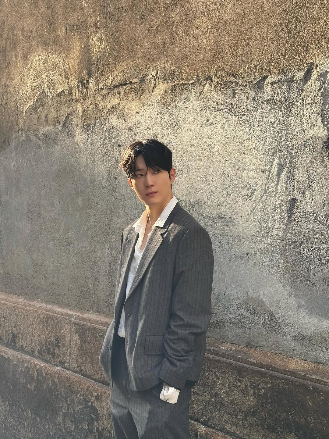 Photo by 국 동호 on October 08, 2025. May be an image of 1 person, overcoat, wingtip shoes, duffle coat, suit, blazer, bolo tie and text.