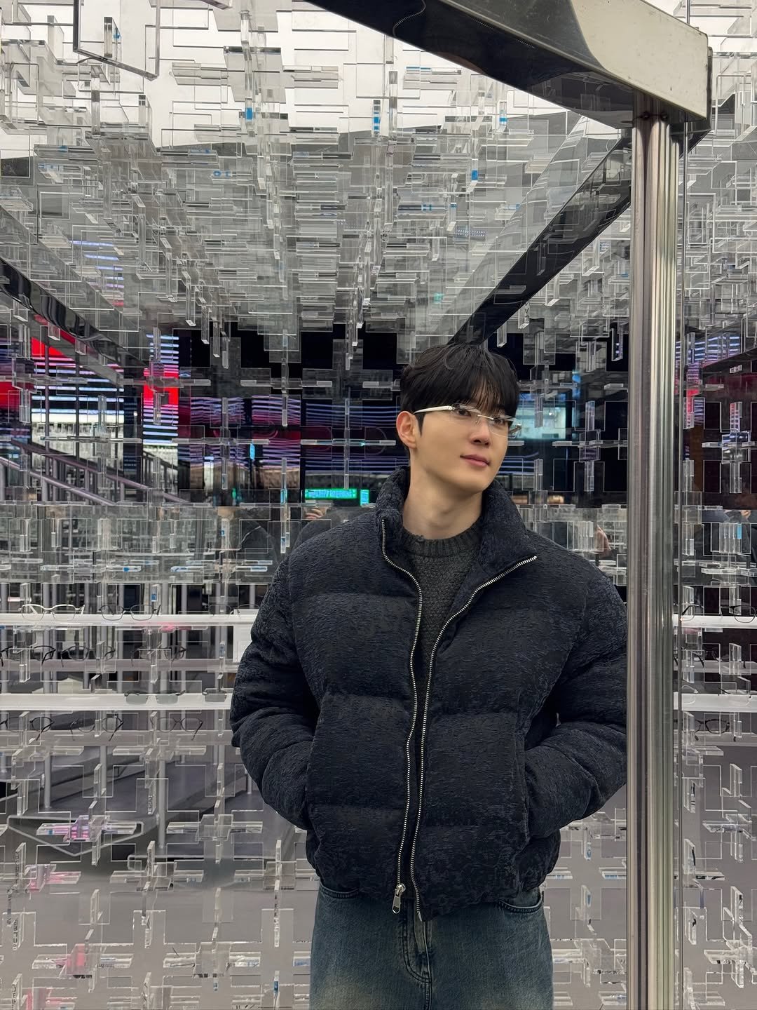 Photo by 국 동호 on January 31, 2026. May be an image of one or more people, overcoat, goosedown coat, duffle coat, jacket, mirror, parka and text.