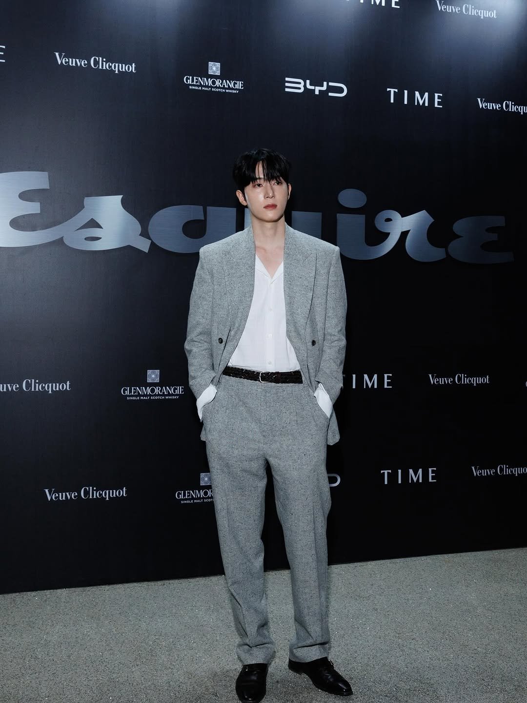 Photo shared by 국 동호 on October 22, 2025 tagging @esquire, and @esquire.korea. May be an image of suit, bolo tie, dinner jacket, blazer and text that says 'Veuve VeuveClicquot Clicquot VeuneCliequot Veuve Cliequot GI.ENMORANGIE EHu MALsa p CCEE TIME VeuveClieyu Veuve ΞΔ ve Cliequot GLENMORANGIE MORANGII 1ME Veuve VeuveClicquot MENeuveCequot icquot VeuveCliequot Veuve Clicquot GLENMOK TIME VeuveClicqu'.
