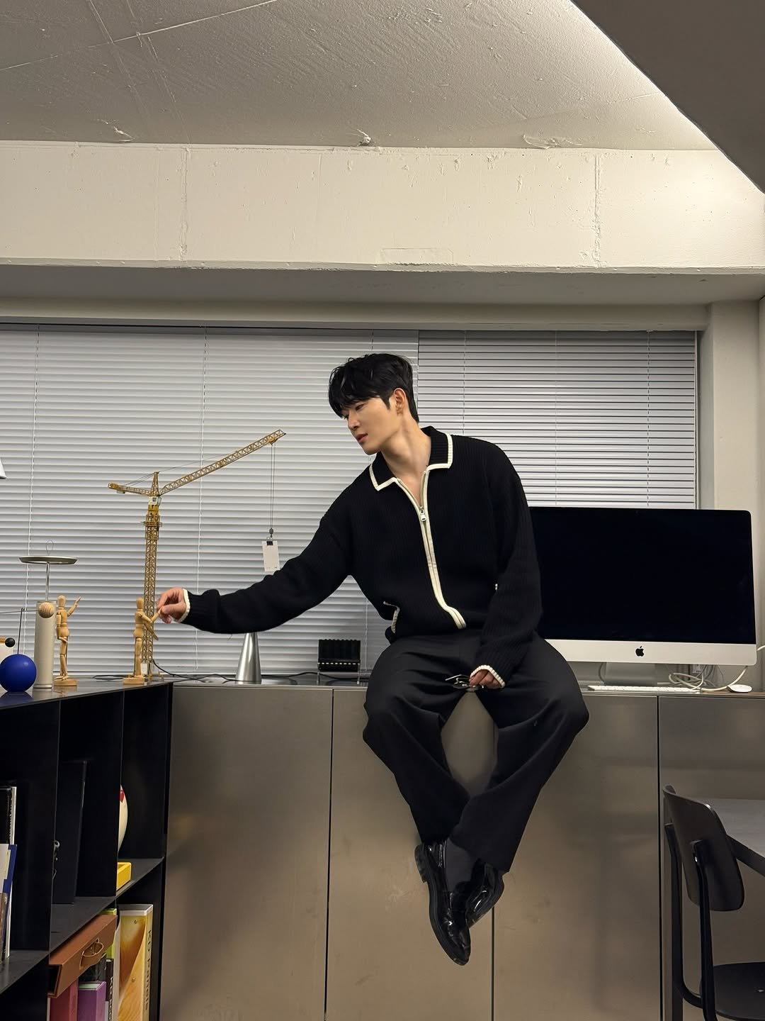 Photo by 국 동호 on February 19, 2026. May be an image of one or more people, suit, wingtip shoes, bolo tie, sweatpants and text.