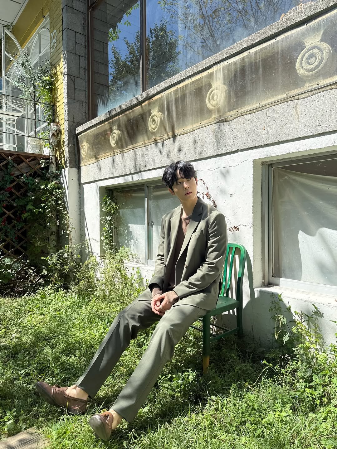 Photo by 국 동호 on December 31, 2025. May be an image of overcoat, wingtip shoes, suit, blazer, outdoors and text.