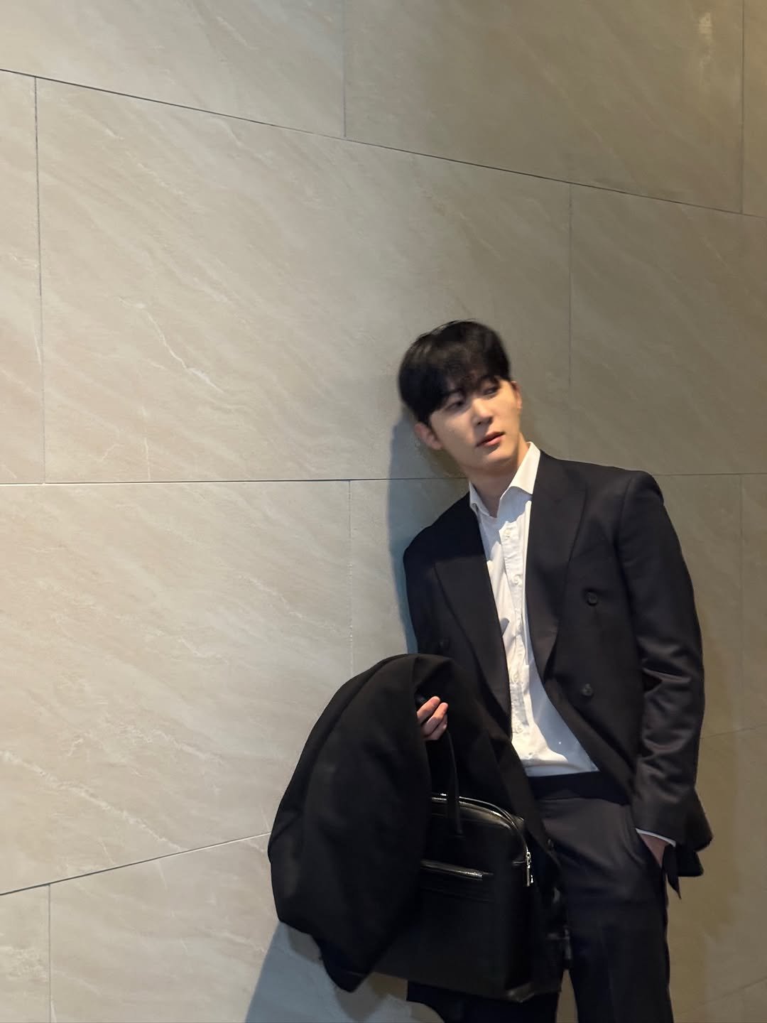 Photo by 국 동호 on March 10, 2026. May be an image of overcoat, duffle coat, wingtip shoes, dinner jacket, blazer, suit and text.
