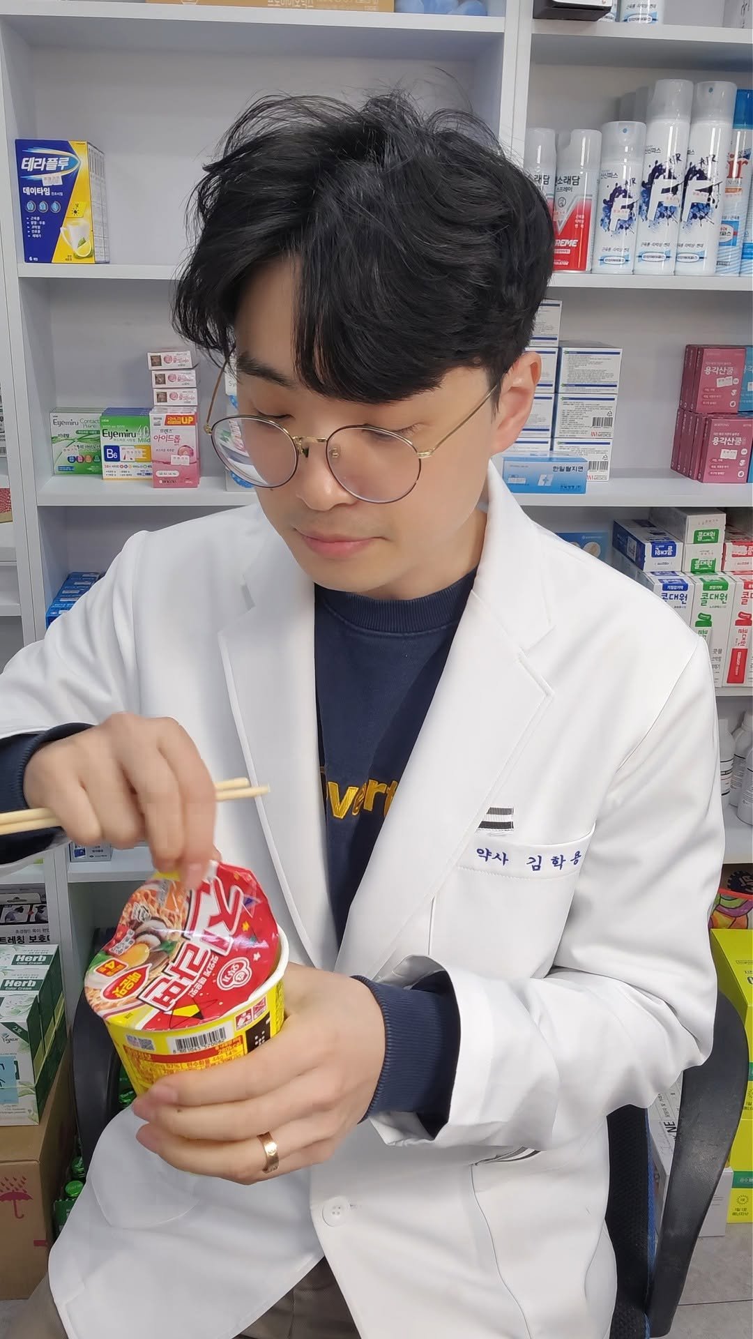 dongne__yaksa 게시물 이미지: 많은 사람들이 여드름을
세안이나 피부 타입 
문제로만 생각하지만

실제로는 식습관도...