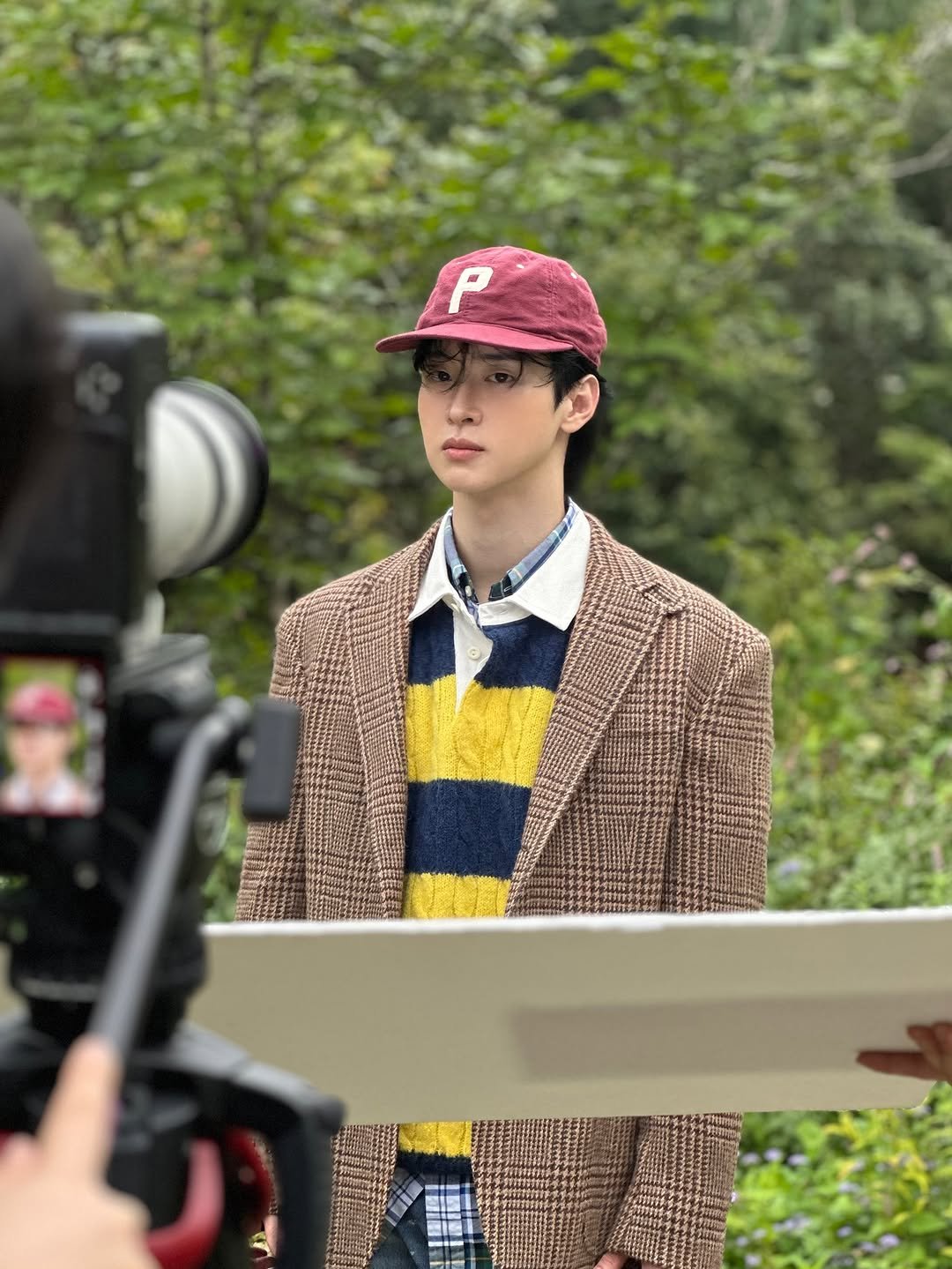 Photo by 장동윤 Jang dong Yoon on October 04, 2025. May be an image of one or more people, hat, duffle coat, beret, bolo tie and outdoors.