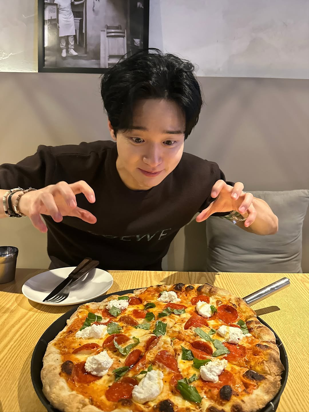 Photo by 장동윤 Jang dong Yoon on September 23, 2025. May be an image of 1 person, pizza, mozzarella and text.