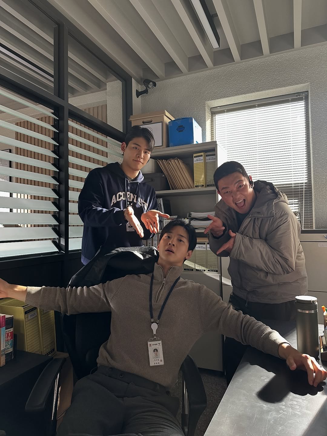 Photo shared by 장동윤 Jang dong Yoon on September 18, 2025 tagging @kimno4885, and @ktj_tsmds. May be an image of 3 people, people studying, office and text.