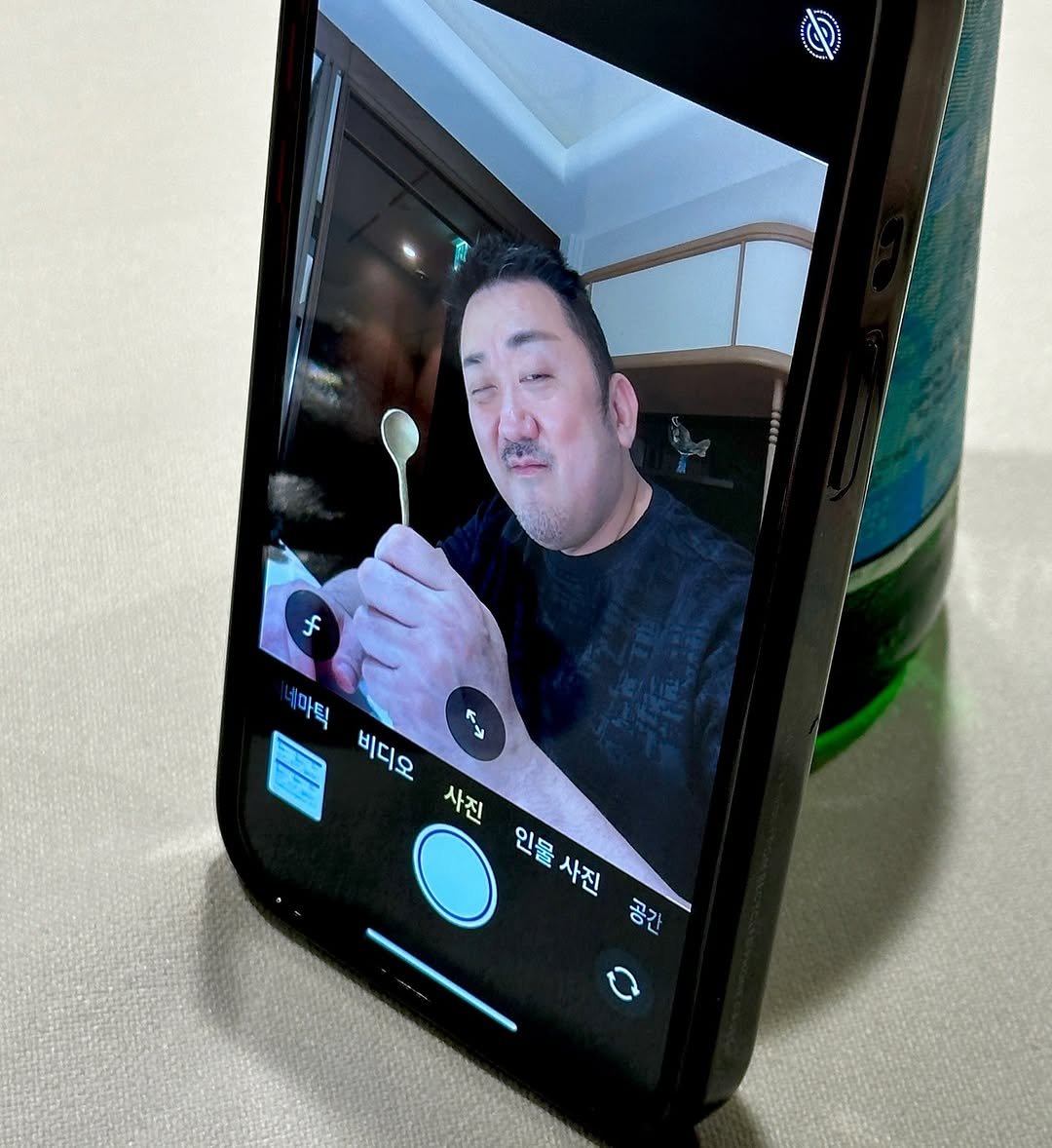 Photo by Don Lee 마동석 on October 02, 2025. May be an image of 1 person, phone and text that says 'f 마틱 비디오 사진 인물사진 사진 공간'.