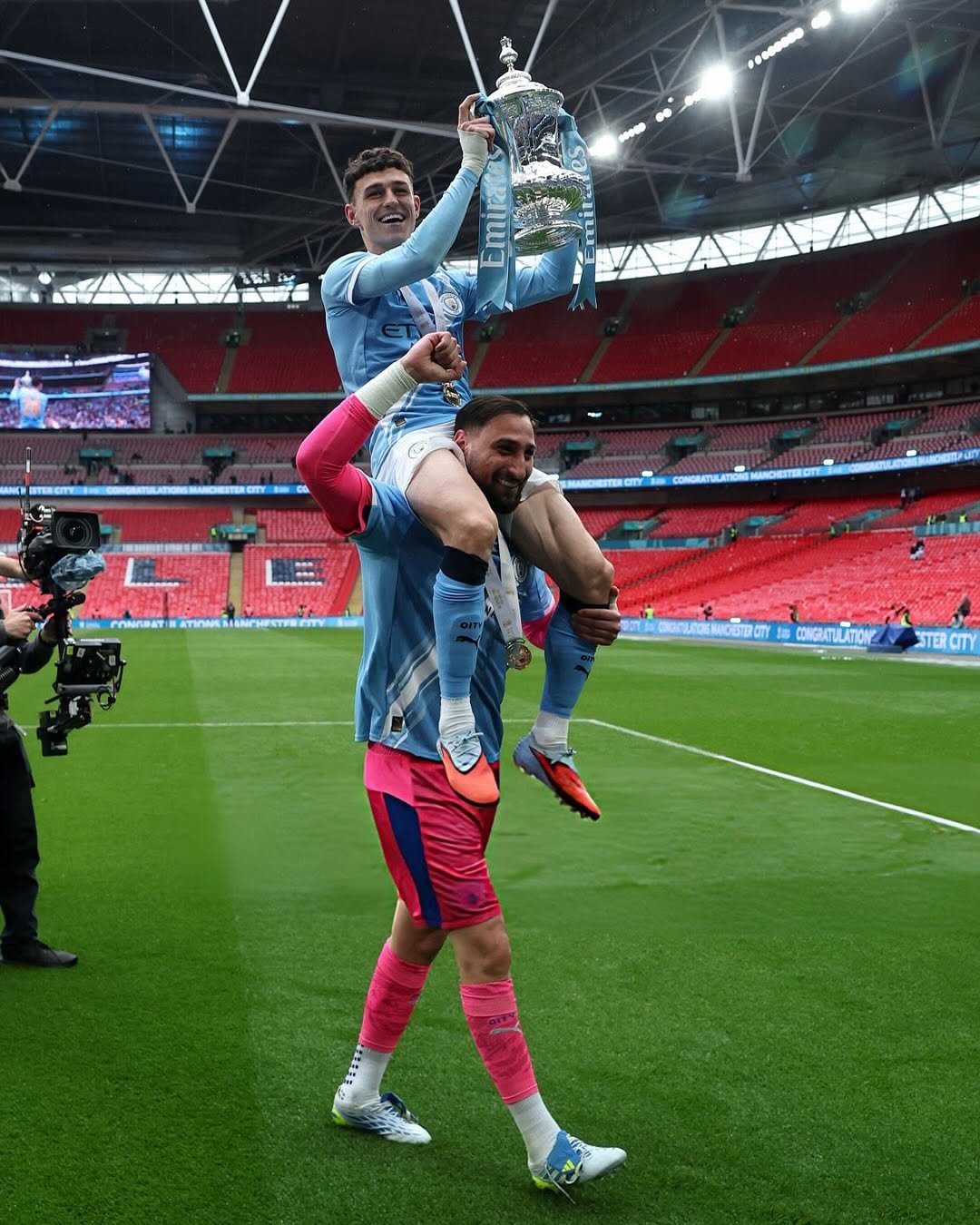 donnarumma 게시물 이미지: Champioooones! 🩵