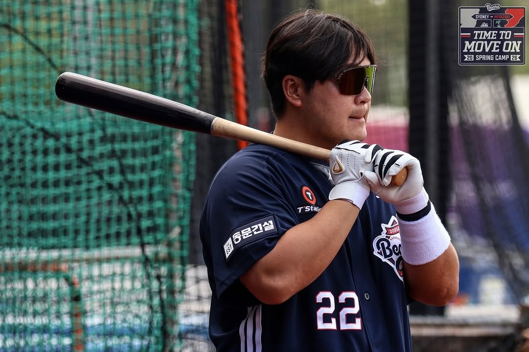 Photo by 두산베어스 on February 17, 2026. May be an image of batting and text that says 'BocuB SYONEY TIME -TIMETO TO MOVEO ON 20 SPRING CAMP 0SPRINGCAMP28 26 T Stair 동문리살 동문긴설 TLOOSA L66 22'.