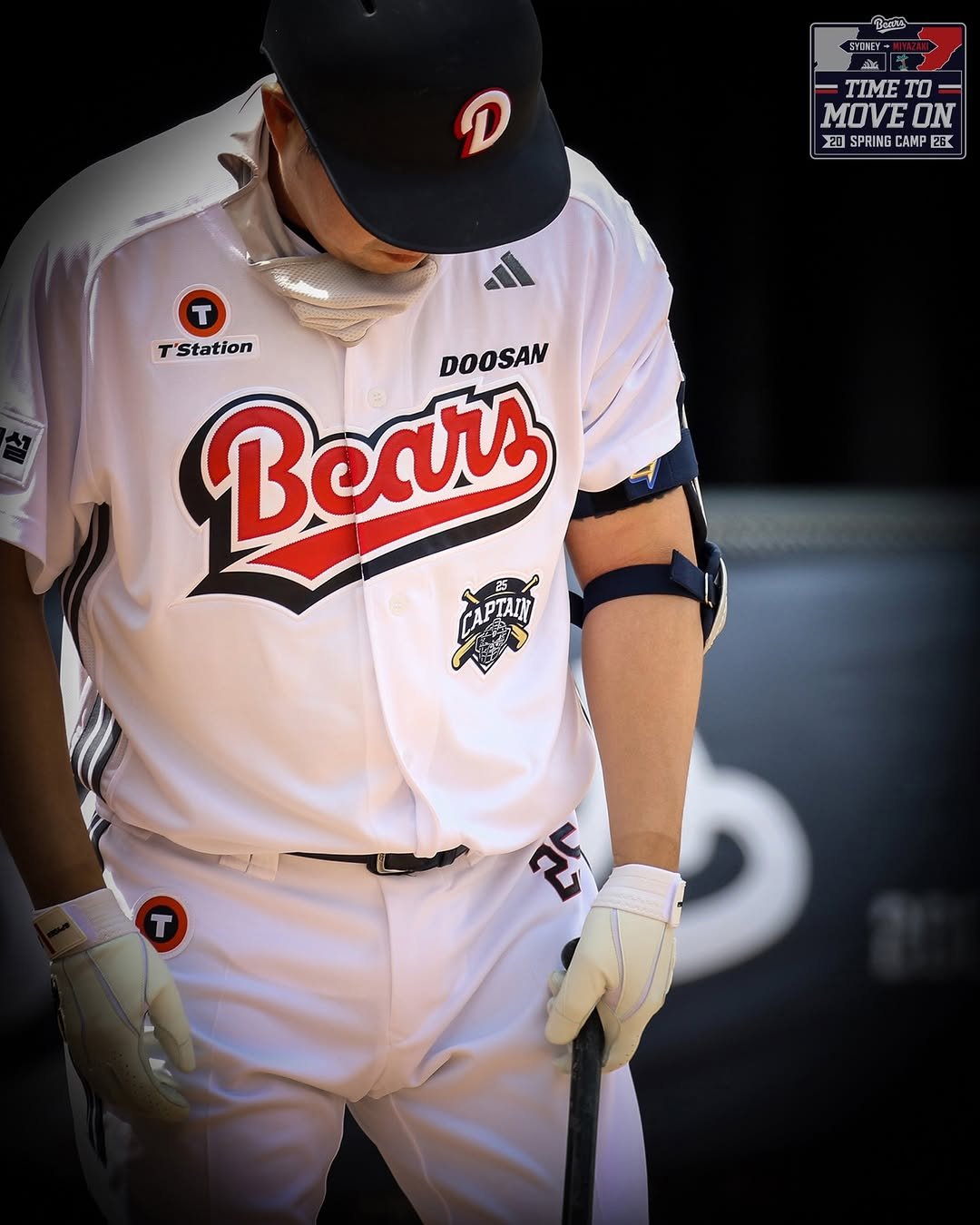 Photo by 두산베어스 on February 17, 2026. May be an image of baseball and text that says 'ซ SYIMEY IME -ΤΙΜEΤΟ Τo MOVEON ON 初 SPRING 20SPRINGCAMP26 CAM CAMP 26 T T'Station DOOSAN Bears 愛 APTAIY ន'.