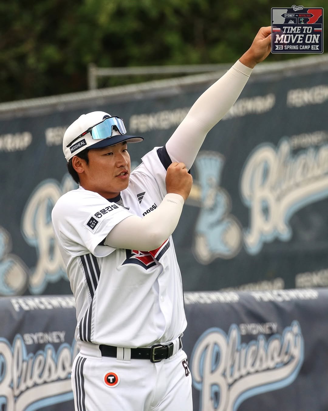 Photo by 두산베어스 on February 19, 2026. May be an image of ‎batting, pitcher and ‎text that says '‎BaAy STINEY -TIMETO To TIME MOVEON ON 20 SPRING CAMP 26 MEDLKEAL 동문감성 EST noos! سل SYDNEY hieso Phuses SONEY‎'‎‎.