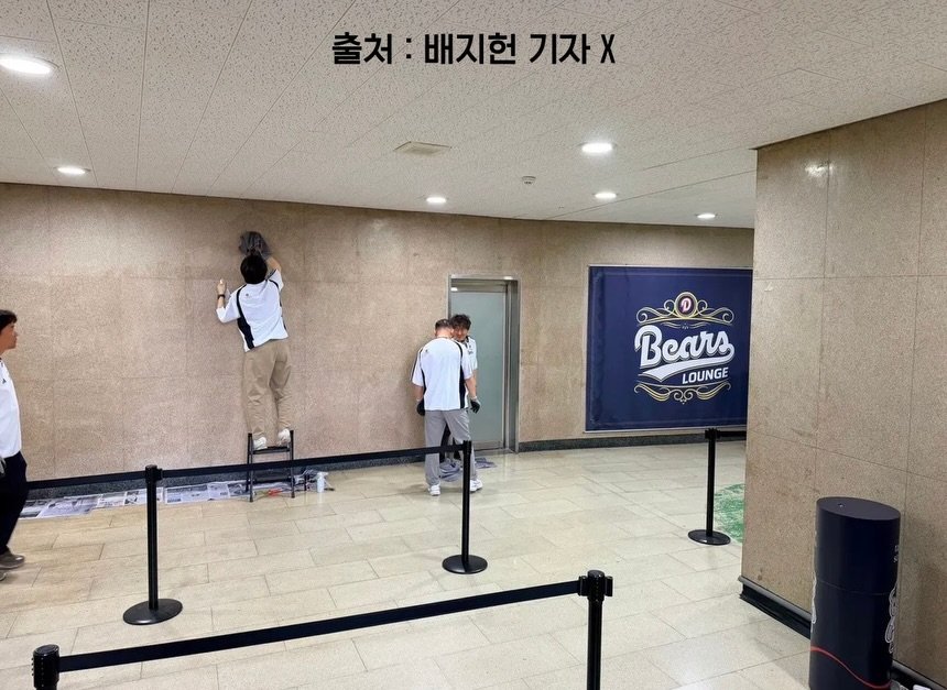 dooseo_ 게시물 이미지: (툭툭) 아아. 상황실에서 전파드립니다. 현 시간부로 막사에 사단장, 사단장님...