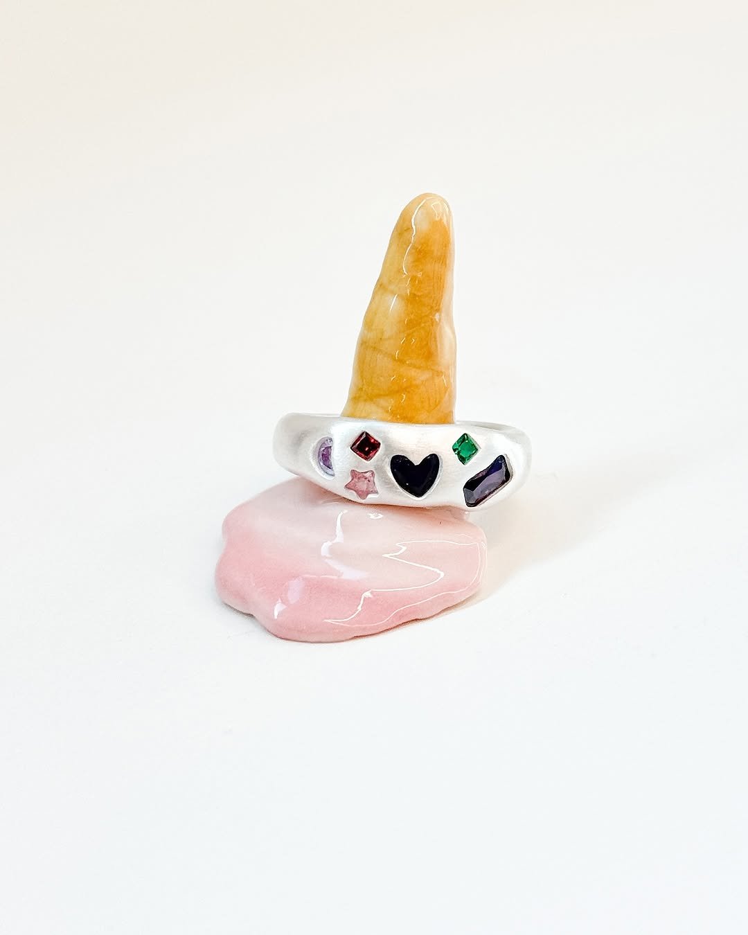 Photo by 도우클래스(반지만들기 |은점토공방 |원데이클래스 |홍대공방 |반지공방) on July 27, 2025.