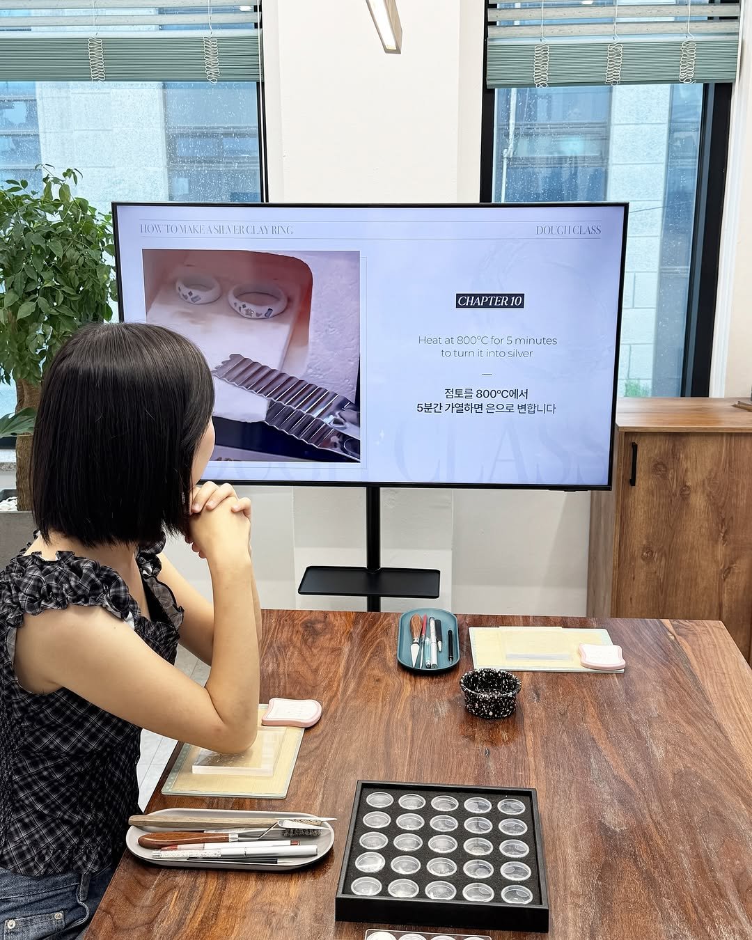 Photo by 도우클래스(반지만들기 |은점토공방 |원데이클래스 |홍대공방 |반지공방) on September 25, 2025. May be an image of desk, bureau and office.