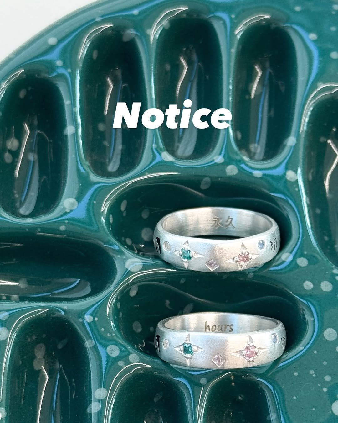 Photo by 도우클래스(반지만들기 |은점토공방 |원데이클래스 |홍대공방 |반지공방) on March 26, 2026. May be an image of napkin ring, ring, kitchenware and text that says 'Notice 永久 hours'.