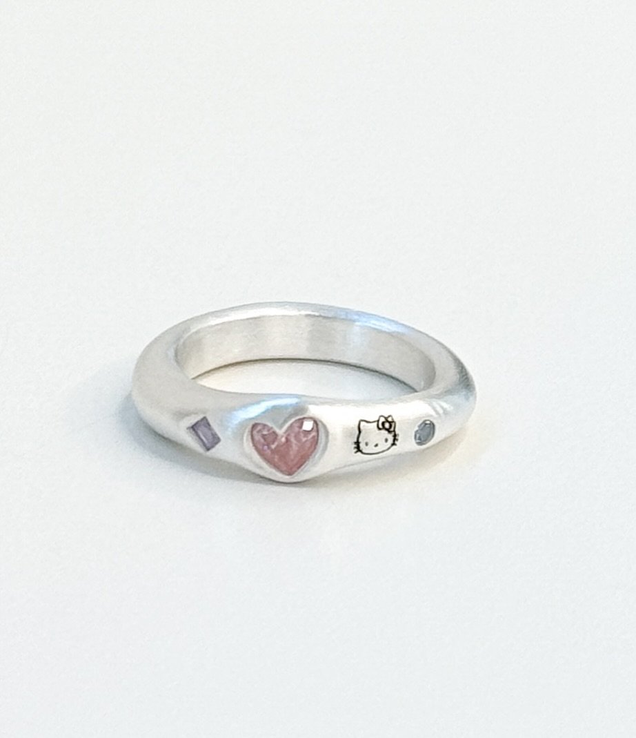 Photo by 도우클래스(반지만들기 |은점토공방 |원데이클래스 |홍대공방 |반지공방) in 홍대입구역.