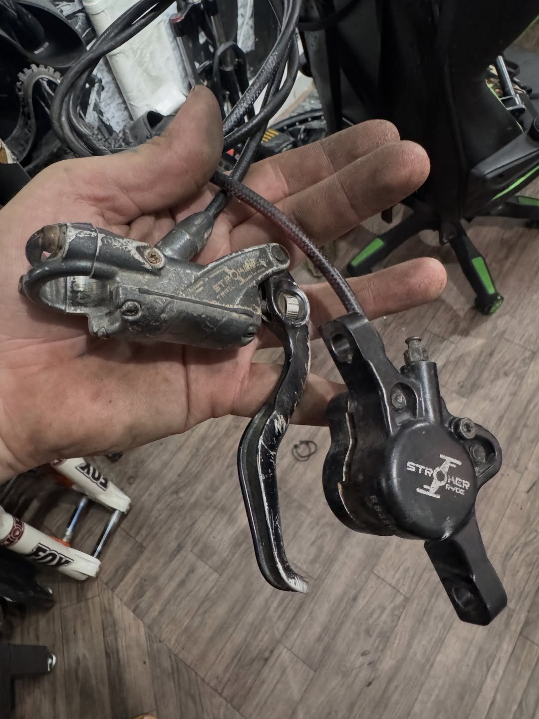 Photo by Casadownhill peças on April 26, 2026. May be an image of ‎bicycle, capacitor, wrench and ‎text that says '‎ווח 20Σ בט0ב STRO STROHER STRONER 東 R-DE HER SO イロに વ POV‎'‎‎.