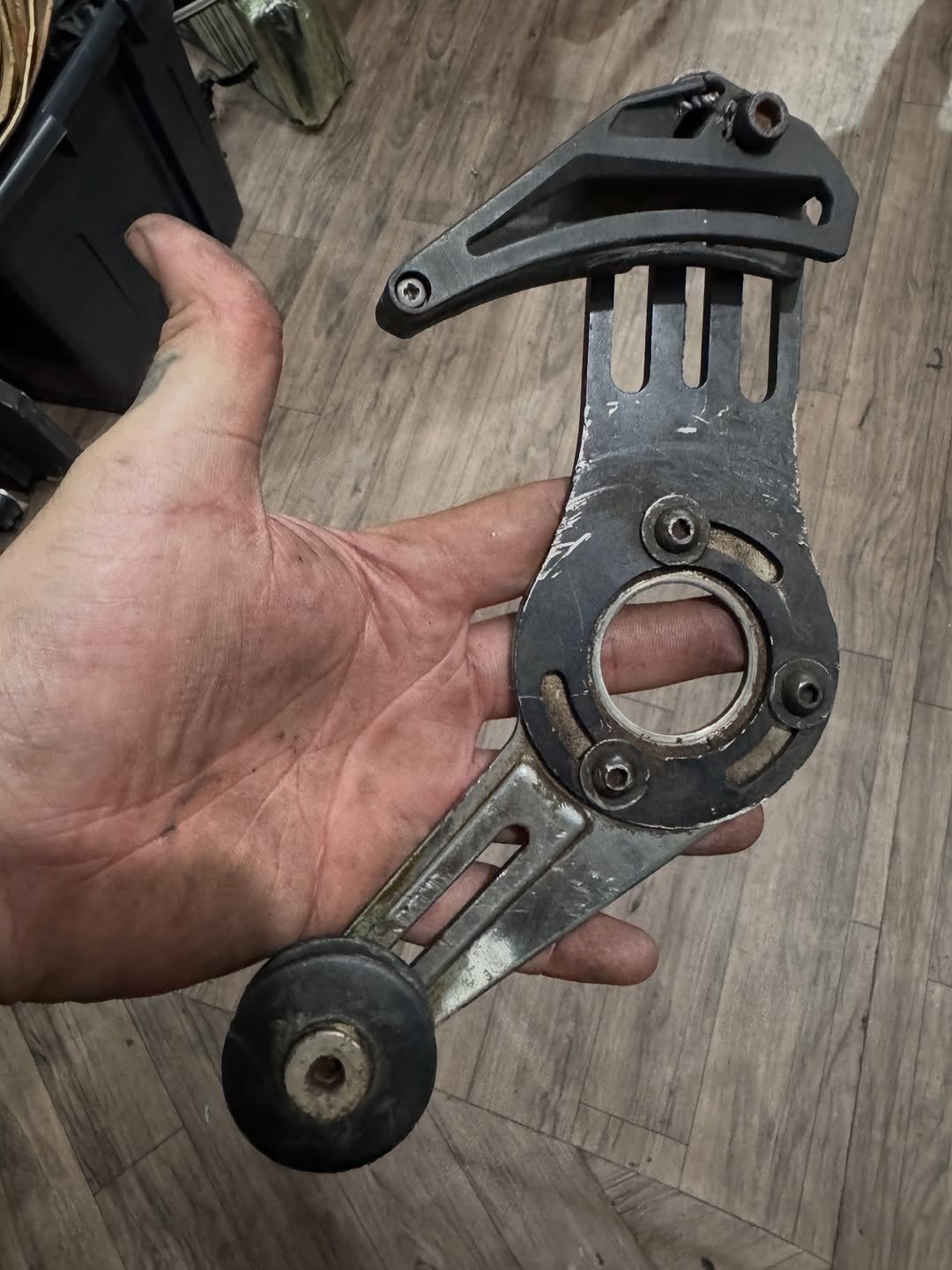 Photo by Casadownhill peças in São Paulo, Brazil. May be an image of can opener, wrench, cutter and text.