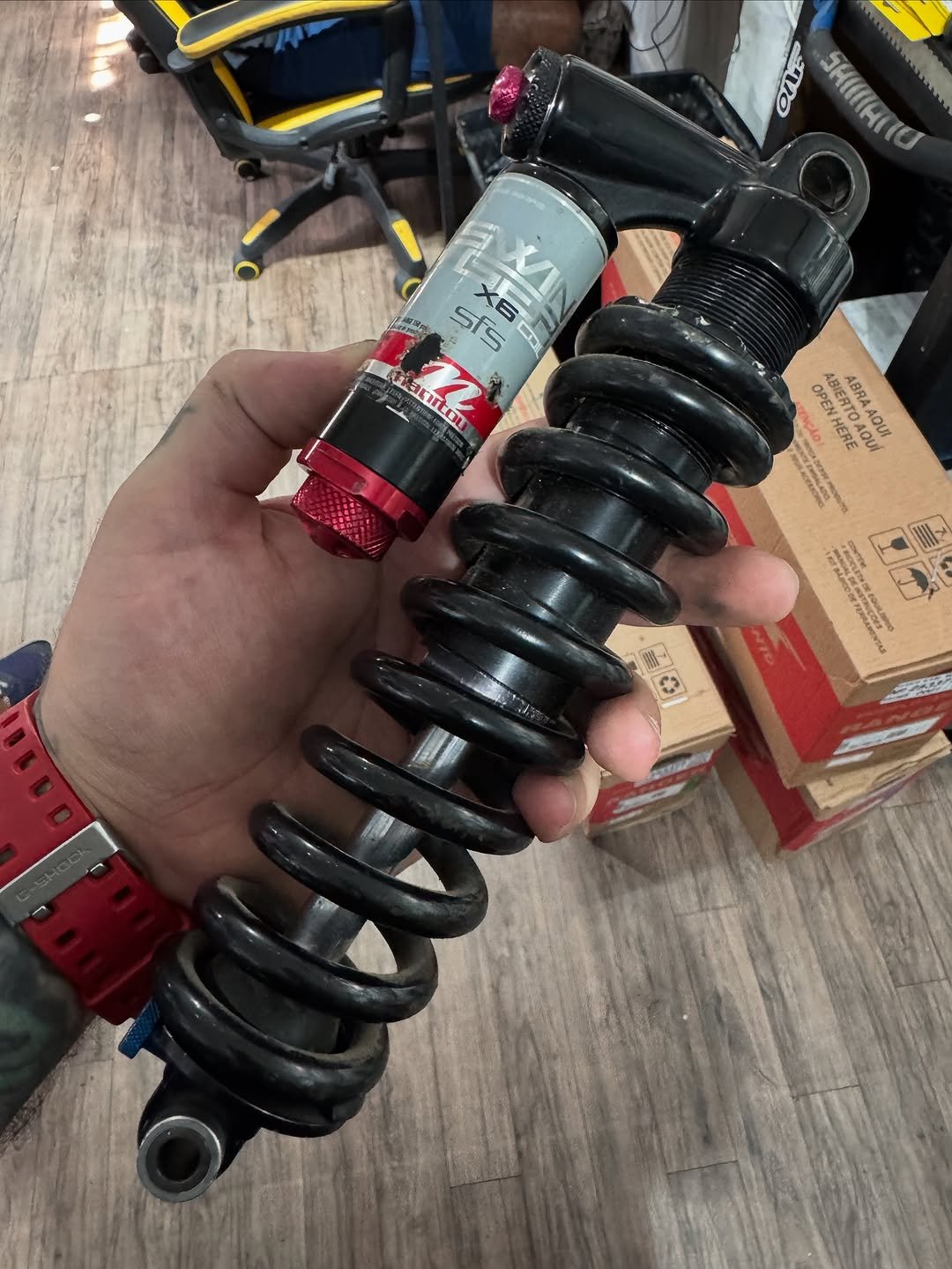 Photo by Casadownhill peças on November 28, 2025. May be an image of motorcycle, capacitor, auto part, coil and text.