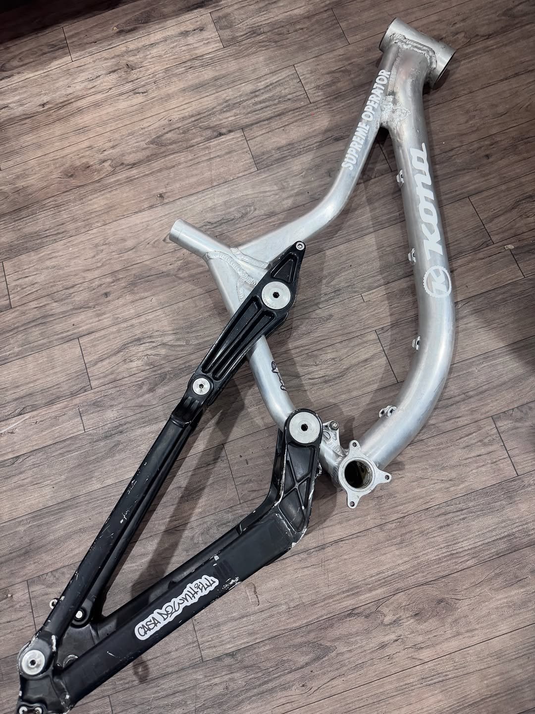 downhillhouseparts 게시물 이미지: R$750
Kona supreme operator 
Passa 27.5 
Tem reforço