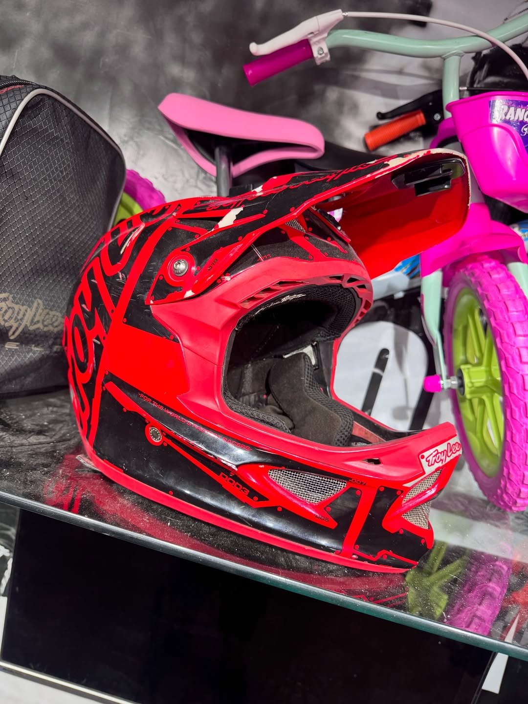 Photo by Casadownhill peças on February 26, 2026. May be an image of bicycle, helmet and text.