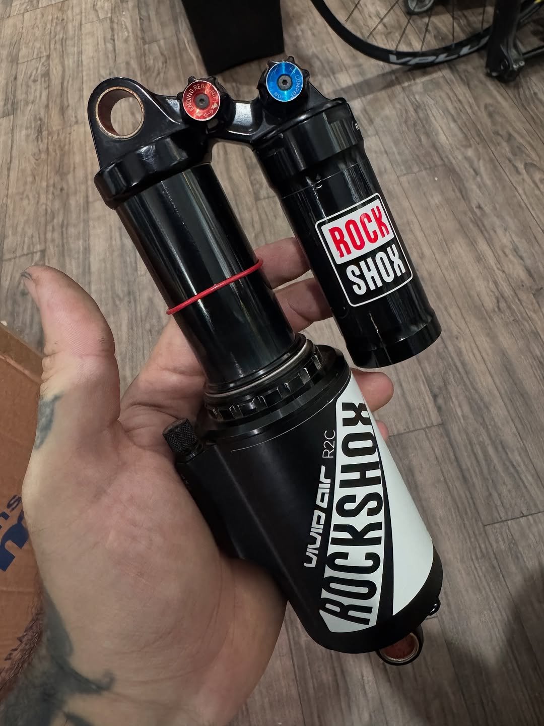 Photo by Casadownhill peças on January 12, 2026. May be an image of lighter, coil, capacitor, flashlight and text.