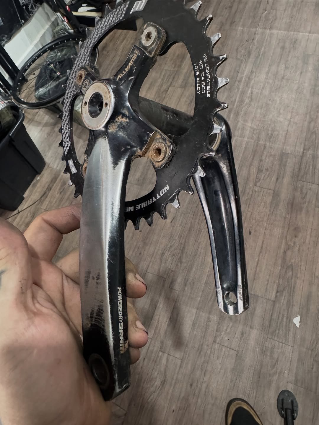 Photo by Casadownhill peças on April 27, 2026. May be an image of ‎bicycle and ‎text that says '‎125 7075 פריה 07ラ COMPA OMPATIBLE TIBLE ALLOY BCD ACD O TE สดไแด LON POWEREDEYSRAI ် POWEREDBY‎'‎‎.