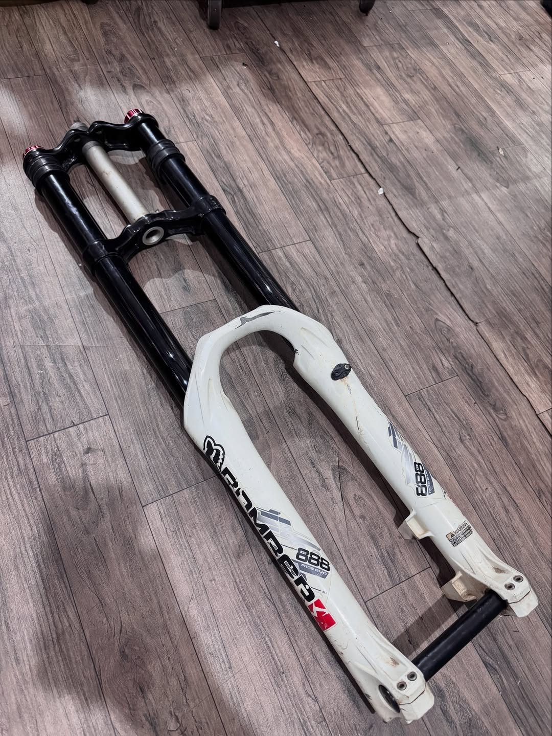 Photo by Casadownhill peças on April 26, 2026. May be an image of bicycle and text.