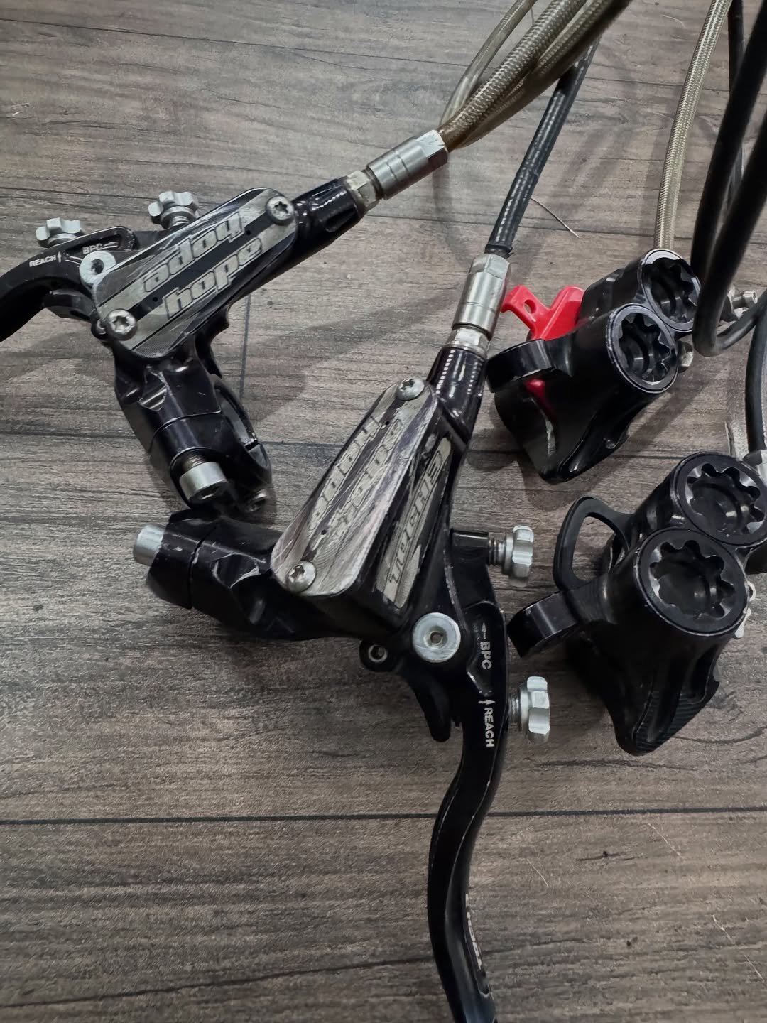 Photo by Casadownhill peças on February 25, 2026. May be an image of bicycle and text that says 'REACH REACH'.