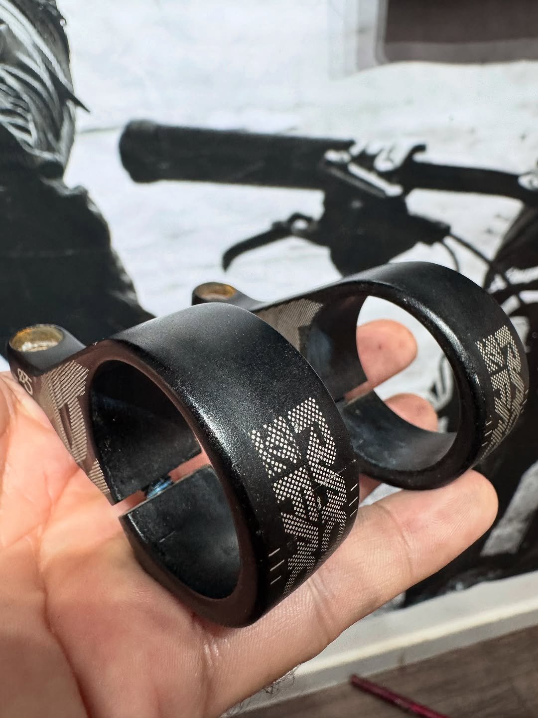 Photo by Casadownhill peças on December 04, 2025. May be an image of copper, belt buckle and text.