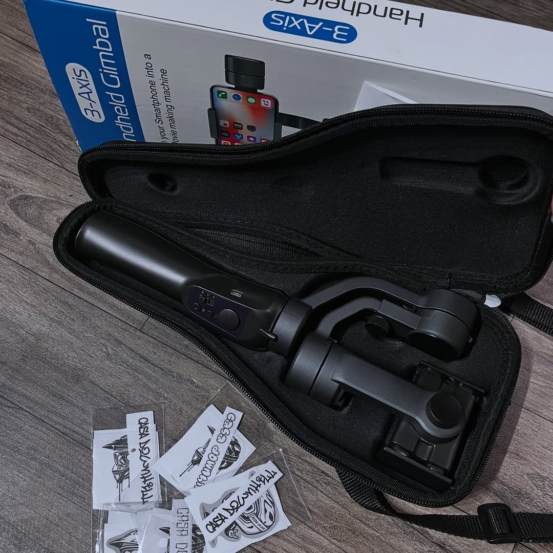 Photo by Casadownhill peças on February 21, 2026. May be an image of camcorder, tripod, microphone, camera and text.