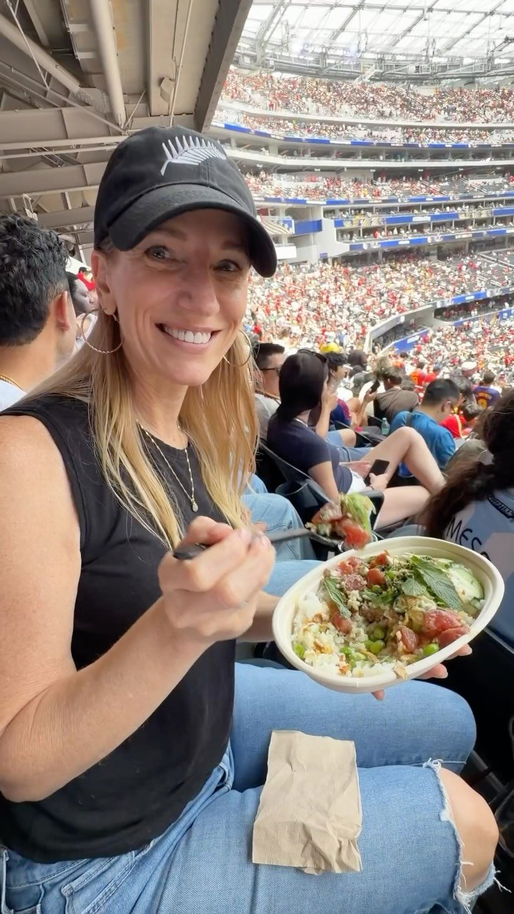 downshiftology 게시물 이미지: Eating gluten-free at sports arenas can be...