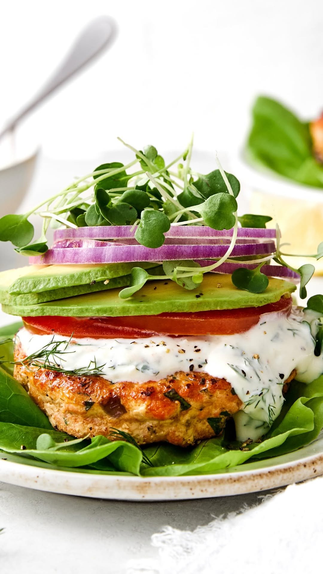 downshiftology 게시물 이미지: Oh my goodness, these herby salmon burgers...