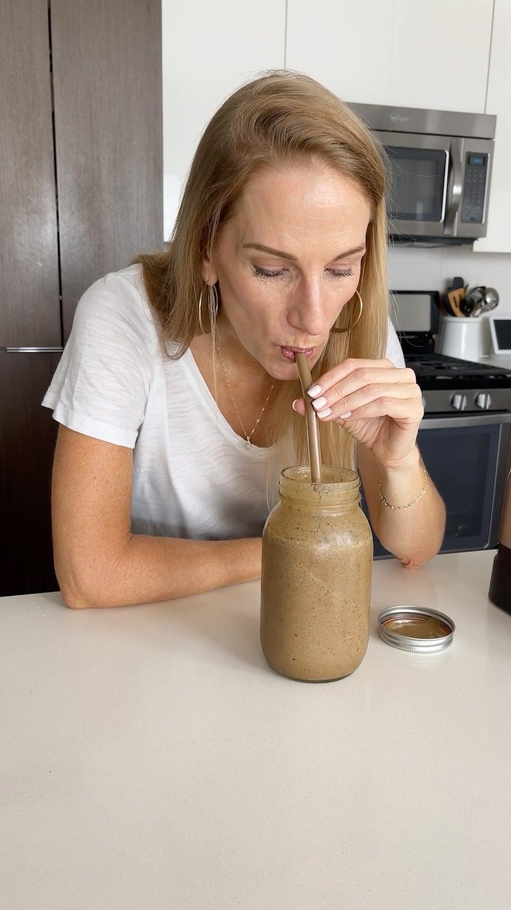 downshiftology 게시물 이미지: I’ve been showing this brown smoothie recipe...
