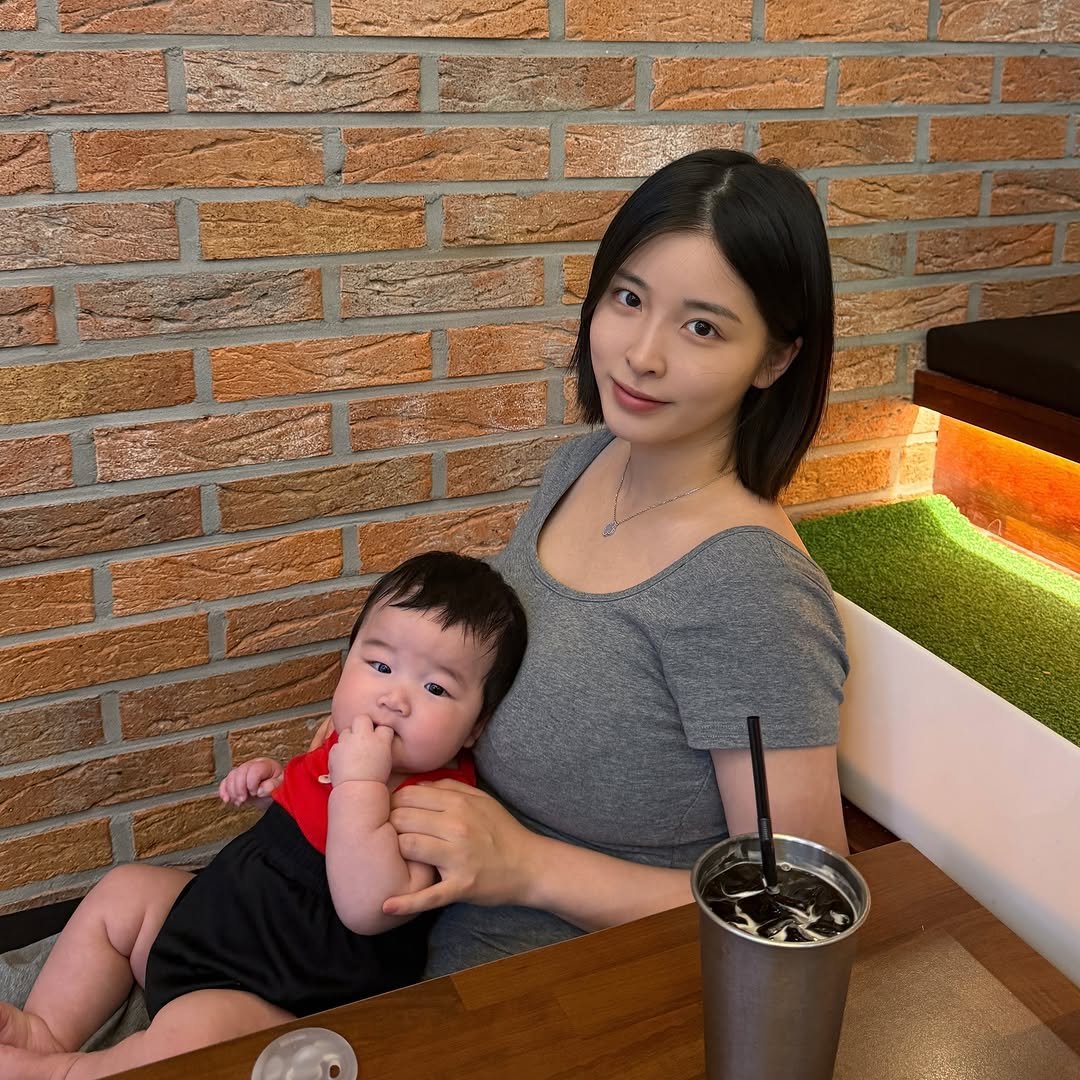doyeo__ny 게시물 이미지: #협찬 원래 눈썹이 진한편이라 눈썹문신하면 짱구 될 줄 알았는데
연했던 뒷부분이...