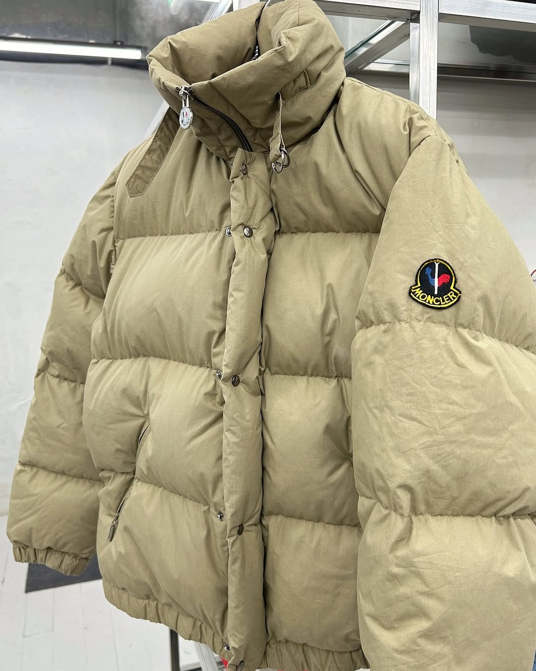 Photo by 도조 홍대 빈티지샵 on November 30, 2025. May be an image of goosedown coat, fur coat, duffle coat, snowsuit, parka, flight jacket and text that says 'CHONCLER MILT BT'.